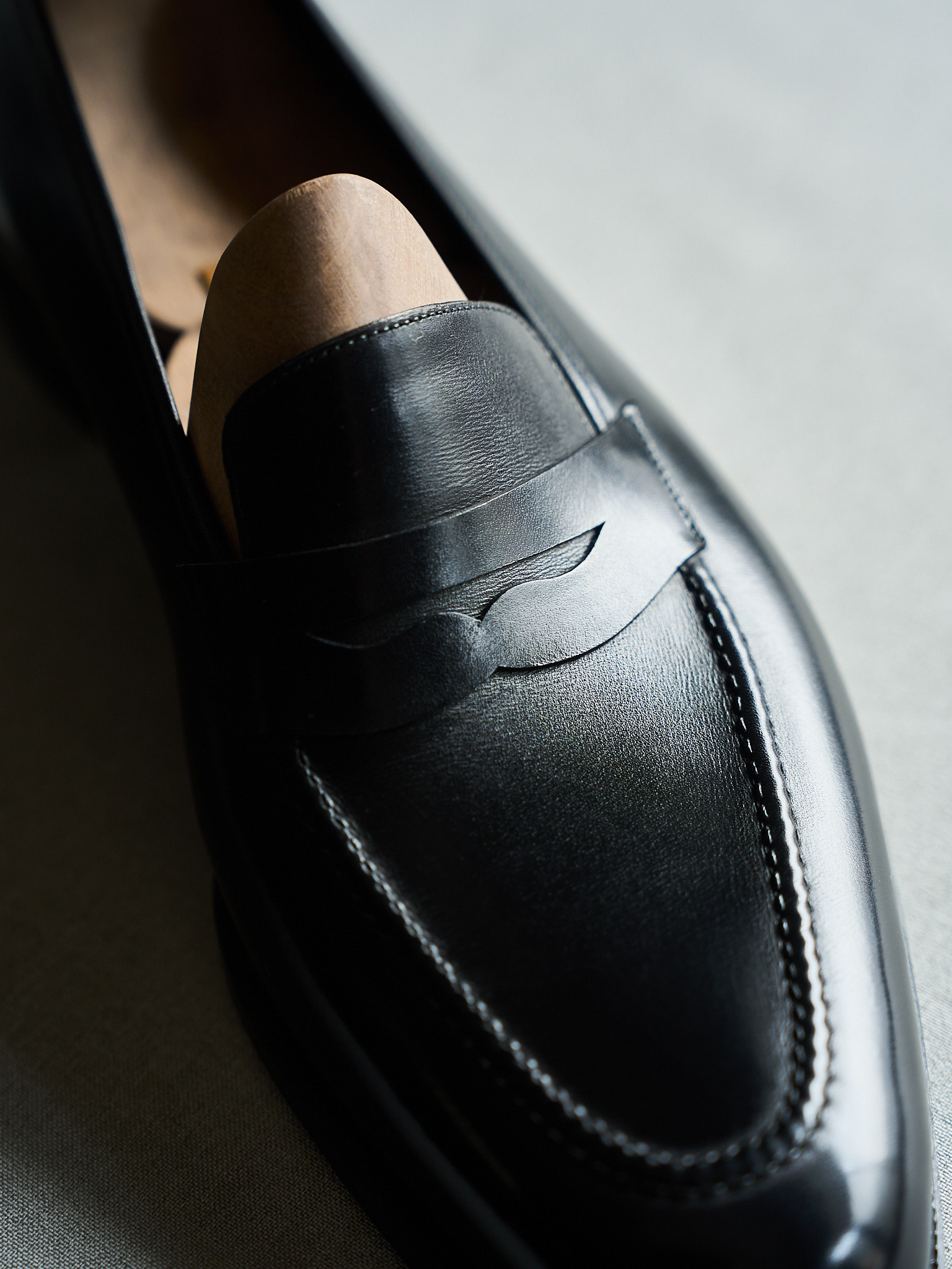 Black leather loafer with pointed toe and sleek design for men’s formal fashion.